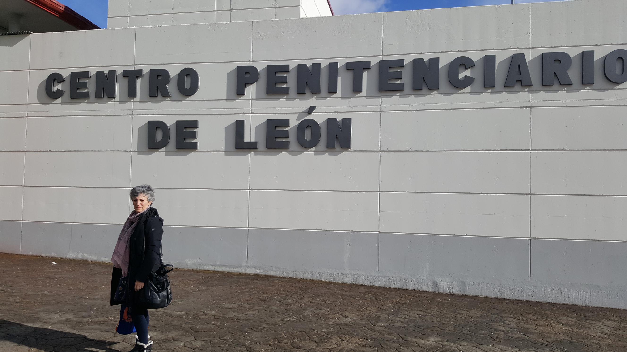 Lidia Senra diante do Centro Penitenciario de Leon o venres pasado para visitar a unha presa galega
