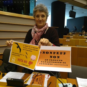 Lidia Senra, cos carteis contra o PEPP, no pleno do Parlamento Europeo hoxe