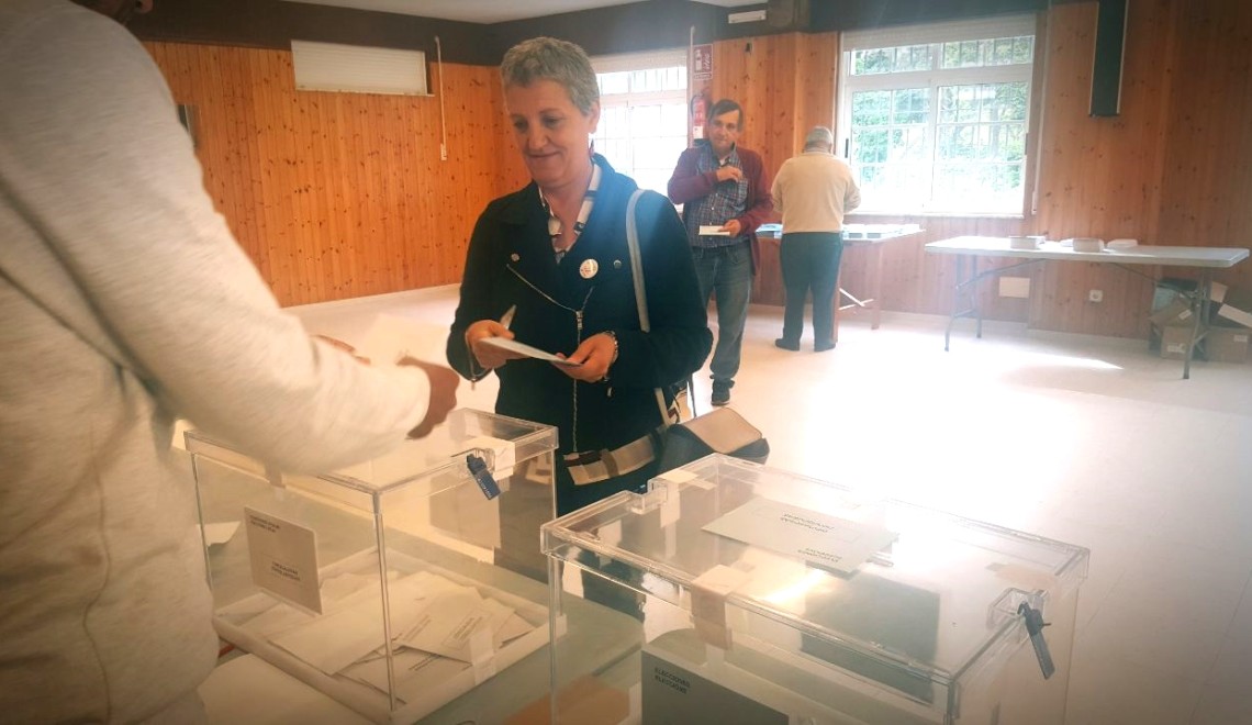 Lidia votando hoxe en San Miguel de Sarandon, Vedra
