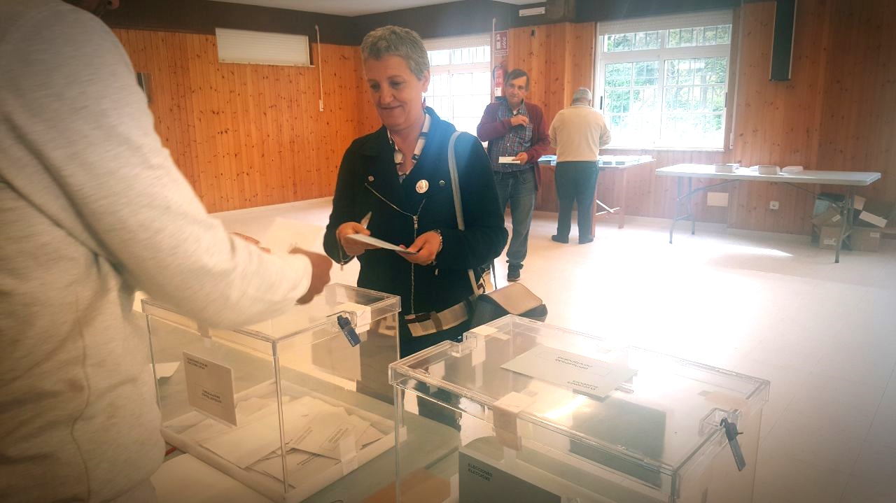 Lidia votando hoxe en San Miguel de Sarandon, Vedra